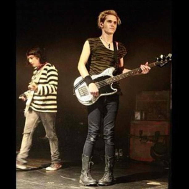 Lol, Mikey's awkward knees. I have them too! #mikeyway